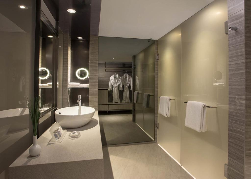 dal travel Carlton Hotel Singapore
