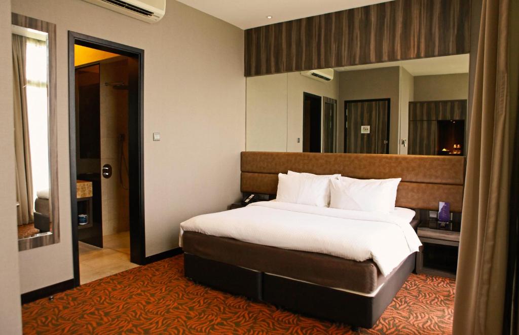 dal travel Aqueen Hotel Paya Lebar