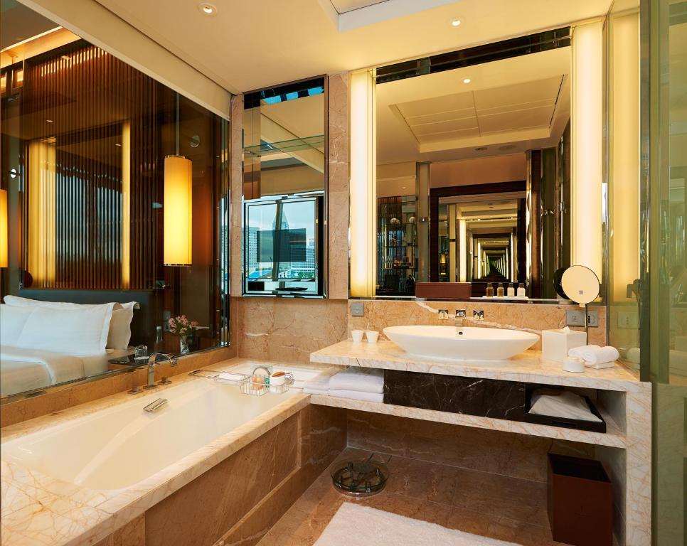 dal travel The Fullerton Bay Hotel Singapore