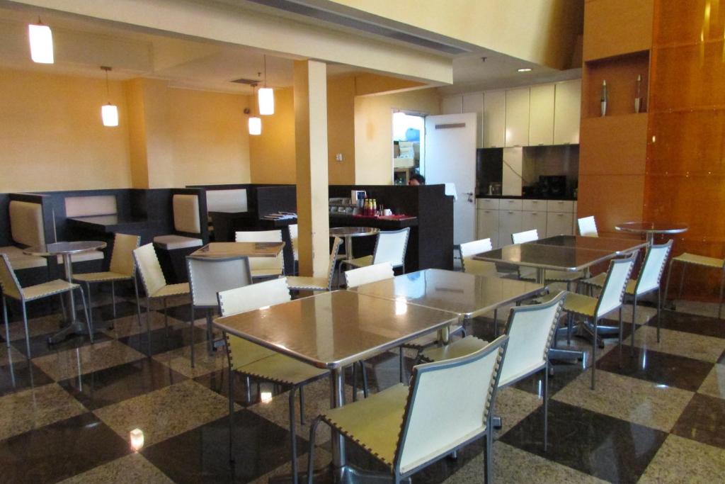 dal travel Strand Hotel Singapore