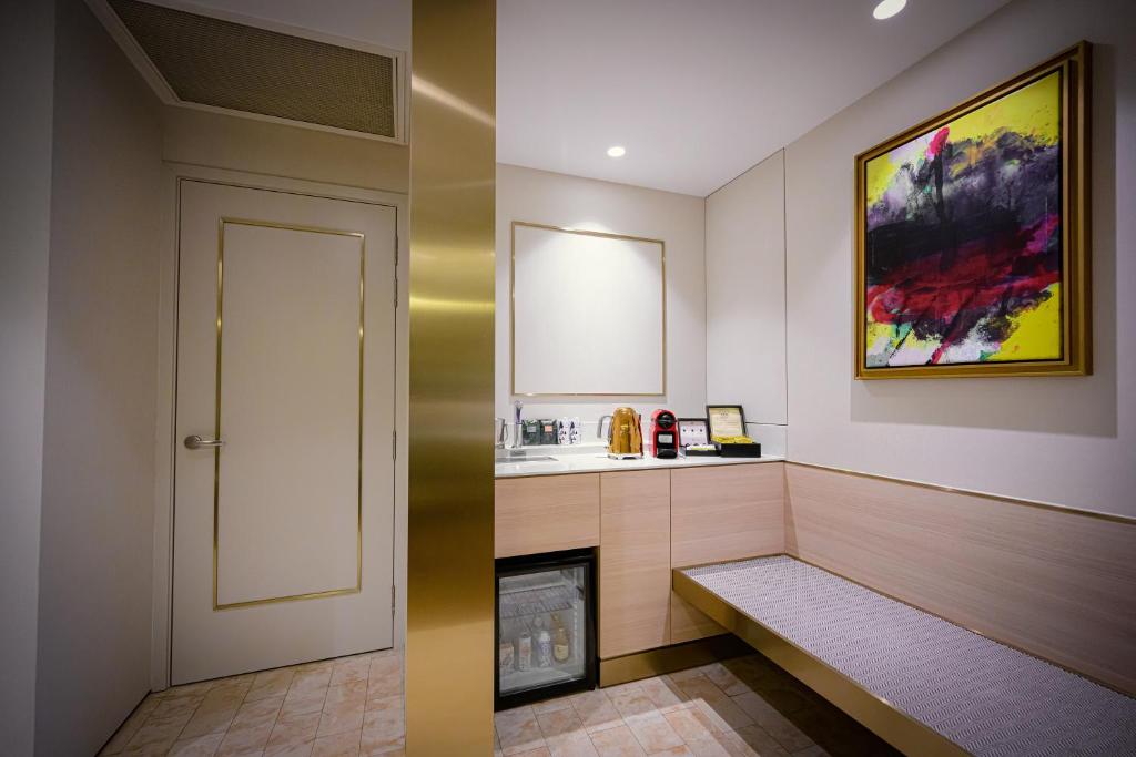 dal travel Crockfords Tower