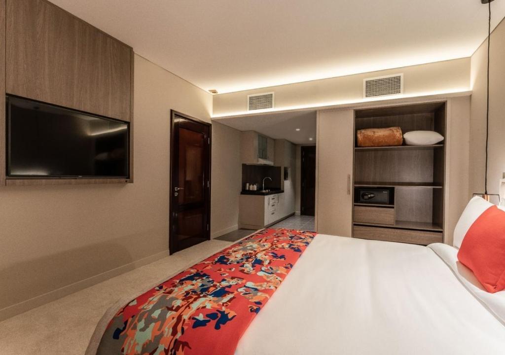 Leva Hotel and Suites, Opposite Downtown