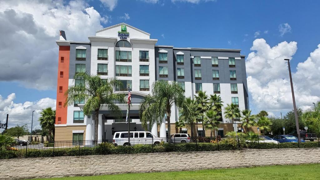 Holiday Inn Express Hotel & Suites Orlando International Drive