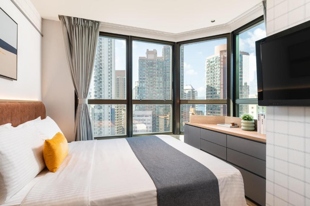 dal travel Dash Living on Hollywood