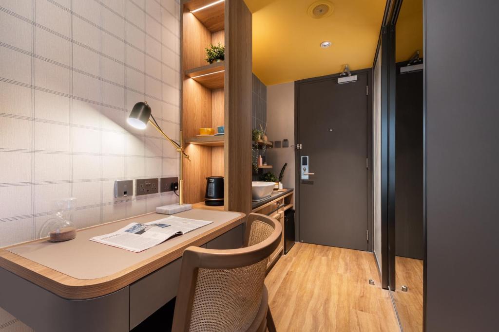 dal travel Dash Living on Hollywood