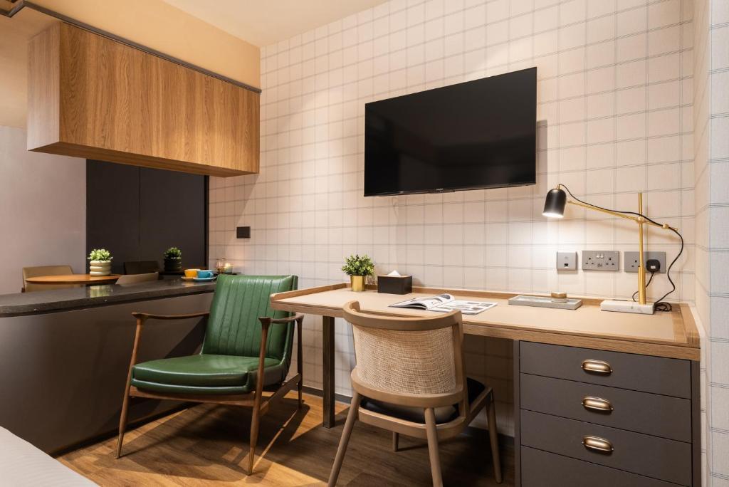 dal travel Dash Living on Hollywood