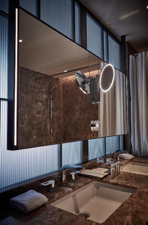 dal travel The Emperor Hotel