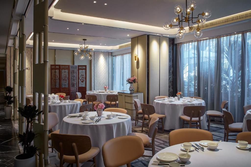 dal travel The Emperor Hotel