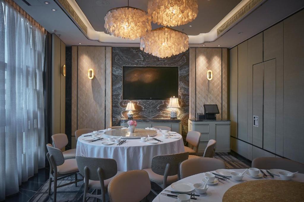 dal travel The Emperor Hotel