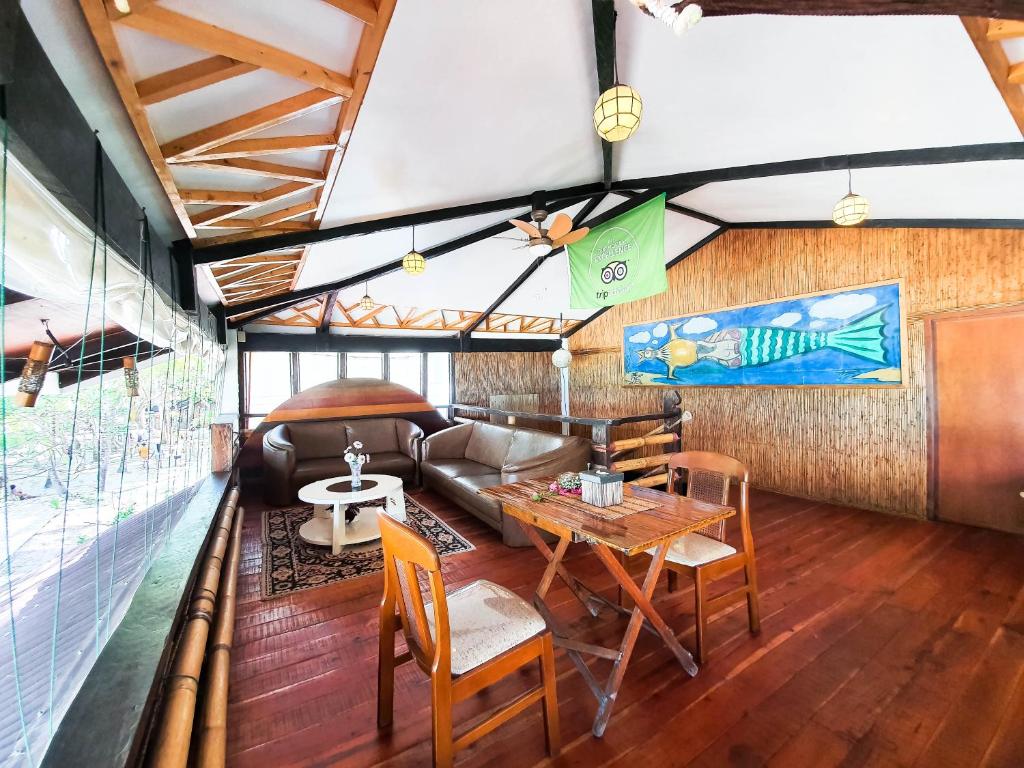 Cocoloco Boracay Beach Resort