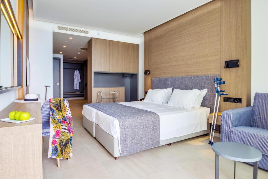 Cavo Maris Beach Hotel