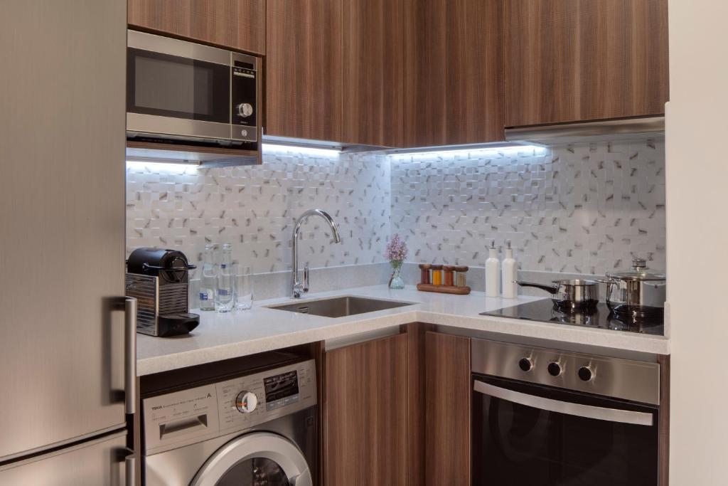 Hotel & Suites Avani Plus Palm View Dubai