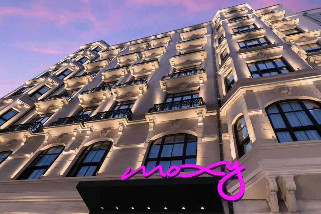 Moxy Istanbul Beyoglu