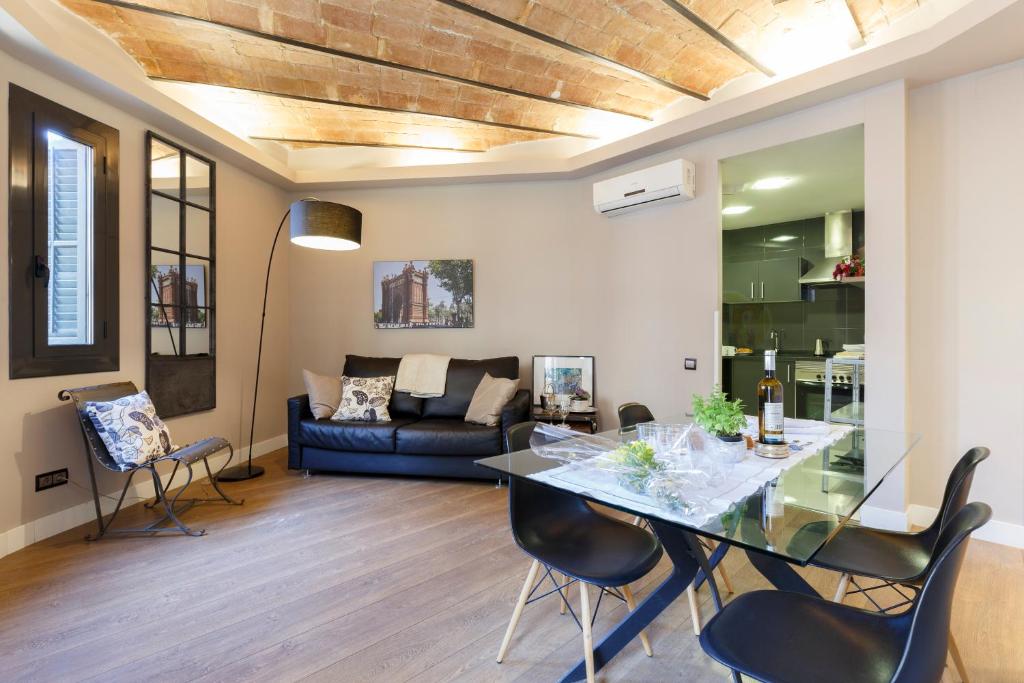 dal travel AinB Eixample-Miro Apartments