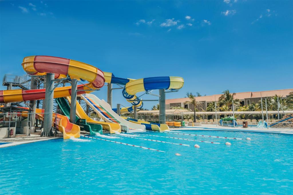 dal travel Crystals Beach Resort Belle Mare, a member of Radisson Individuals